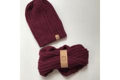 Wool set hat with necklace bordo